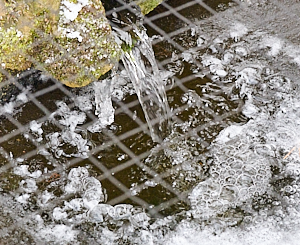 Frozen water splashes